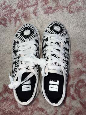 Dirty Laundry 6.5 Recreation Platform Crochet Sneakers New without Box
